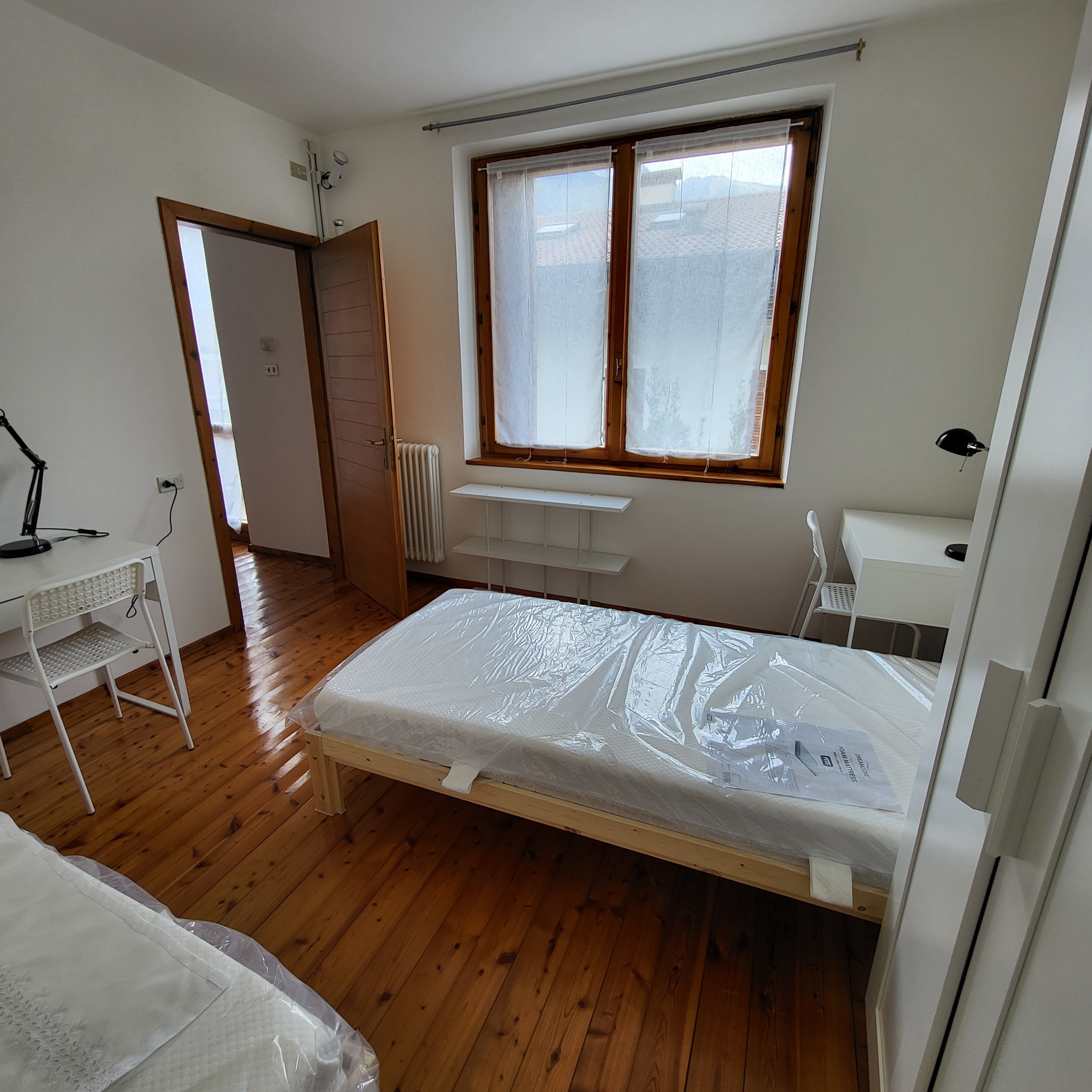 Camera matrimoniale con terrazzo a disposizione immediatamente fuori dalla stanza