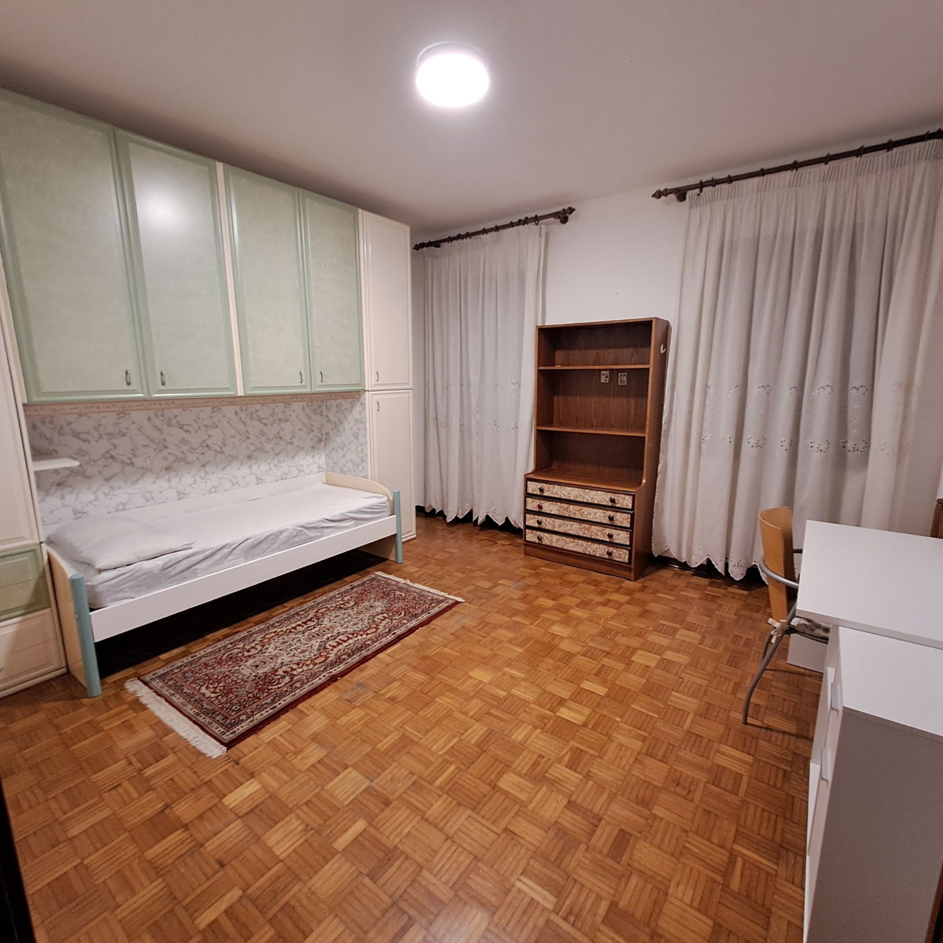 Stanza singola ampia con comodità studio