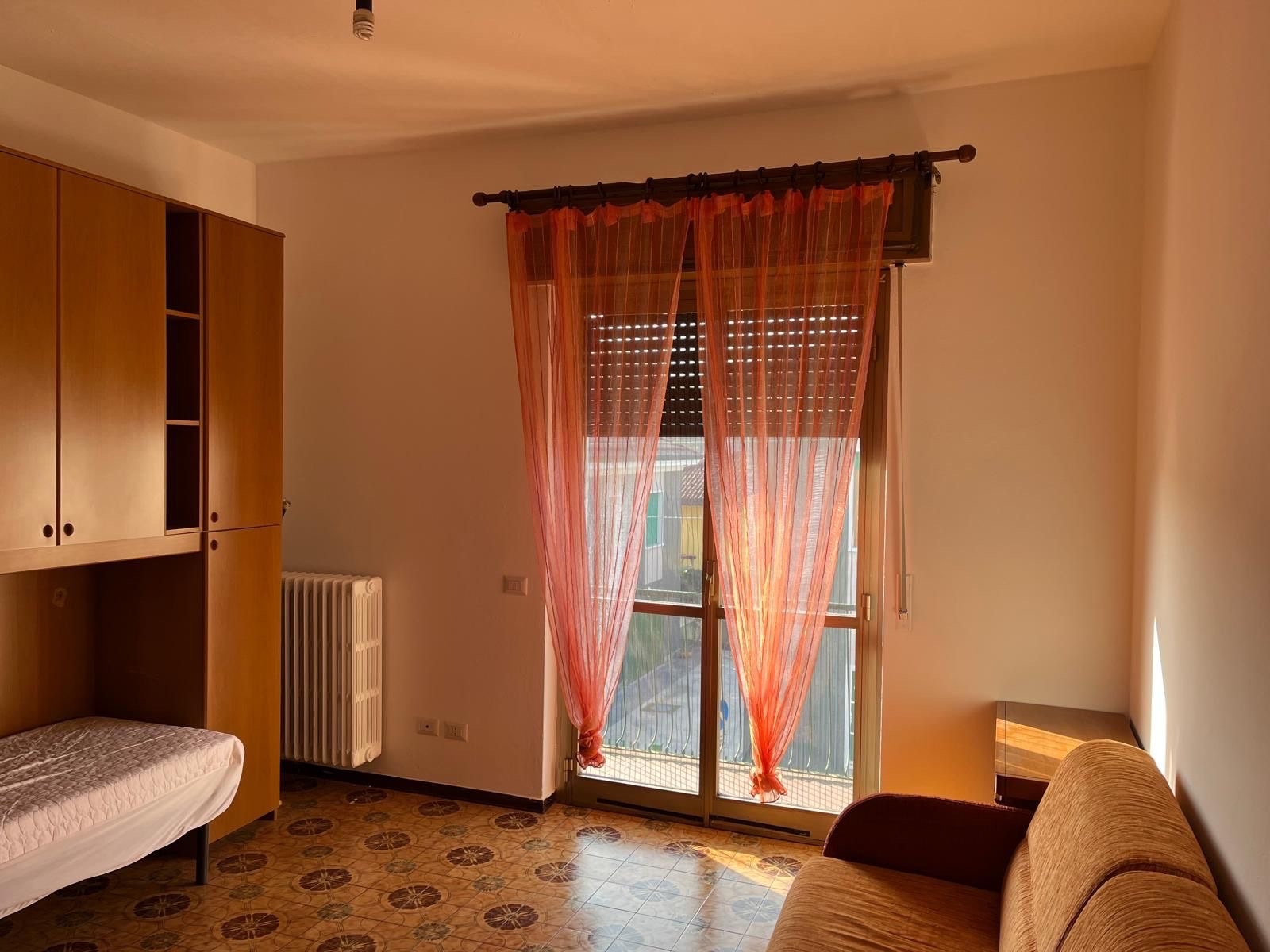 Stanza singola con divano e balcone