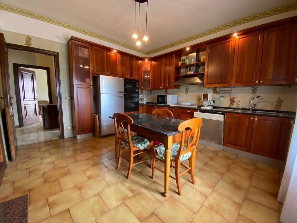 Luminoso appartamento parzialmente arredato in Pianola