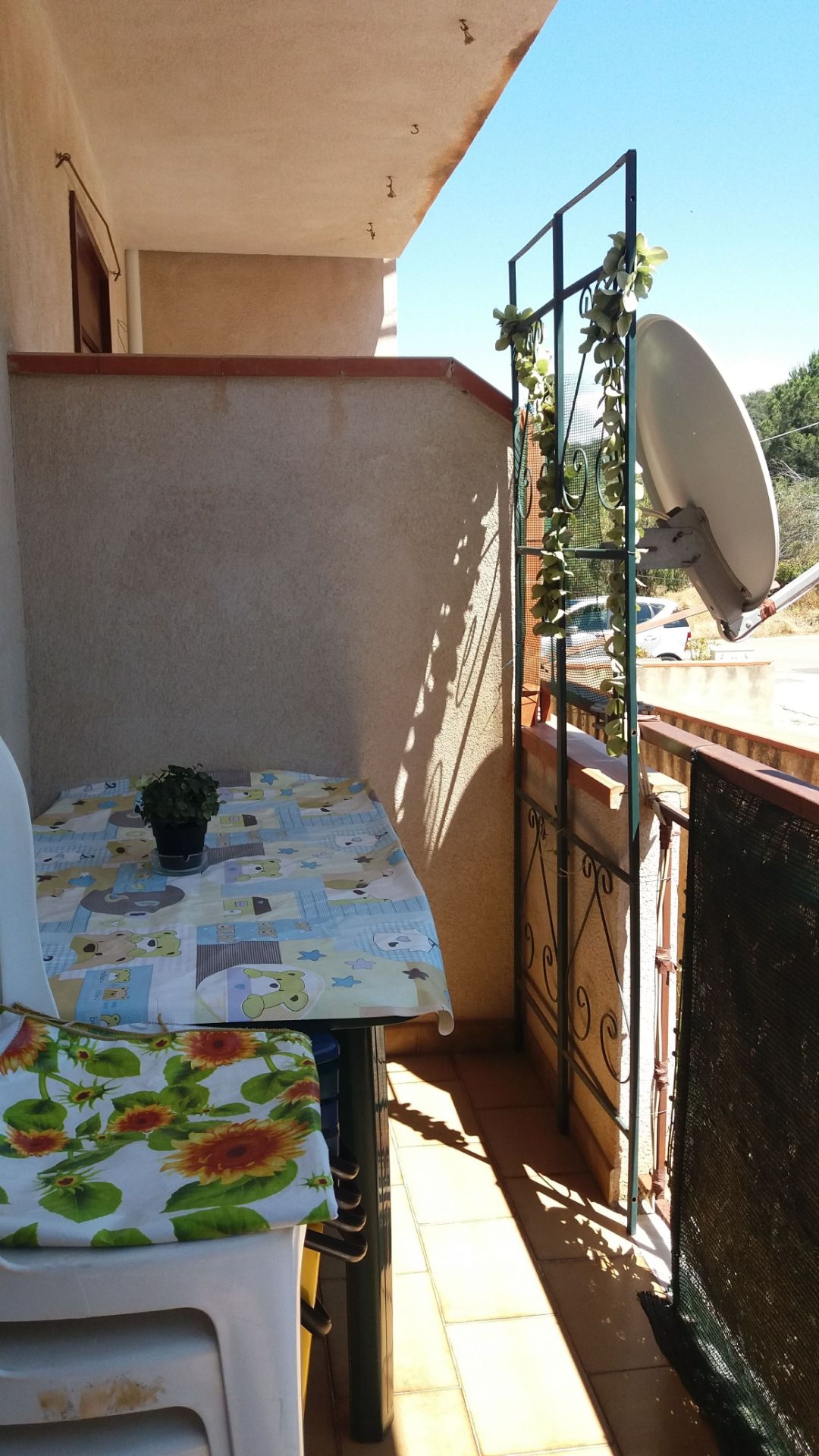 Monolocale arredato con balcone