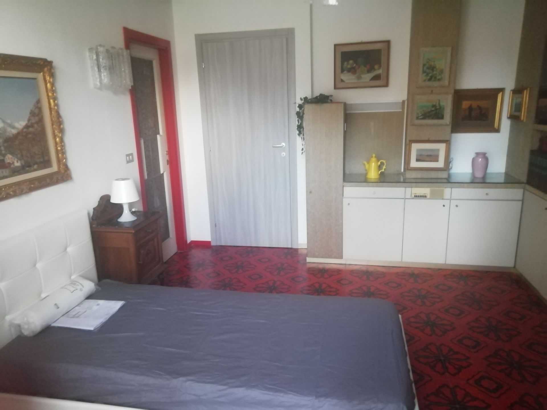 Stanza singola luminosa con balcone