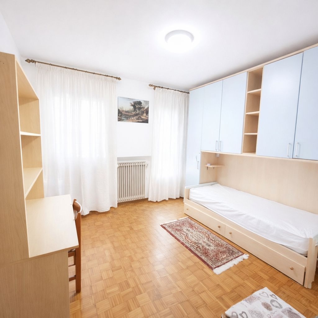 Stanza singola con balcone e luce naturale