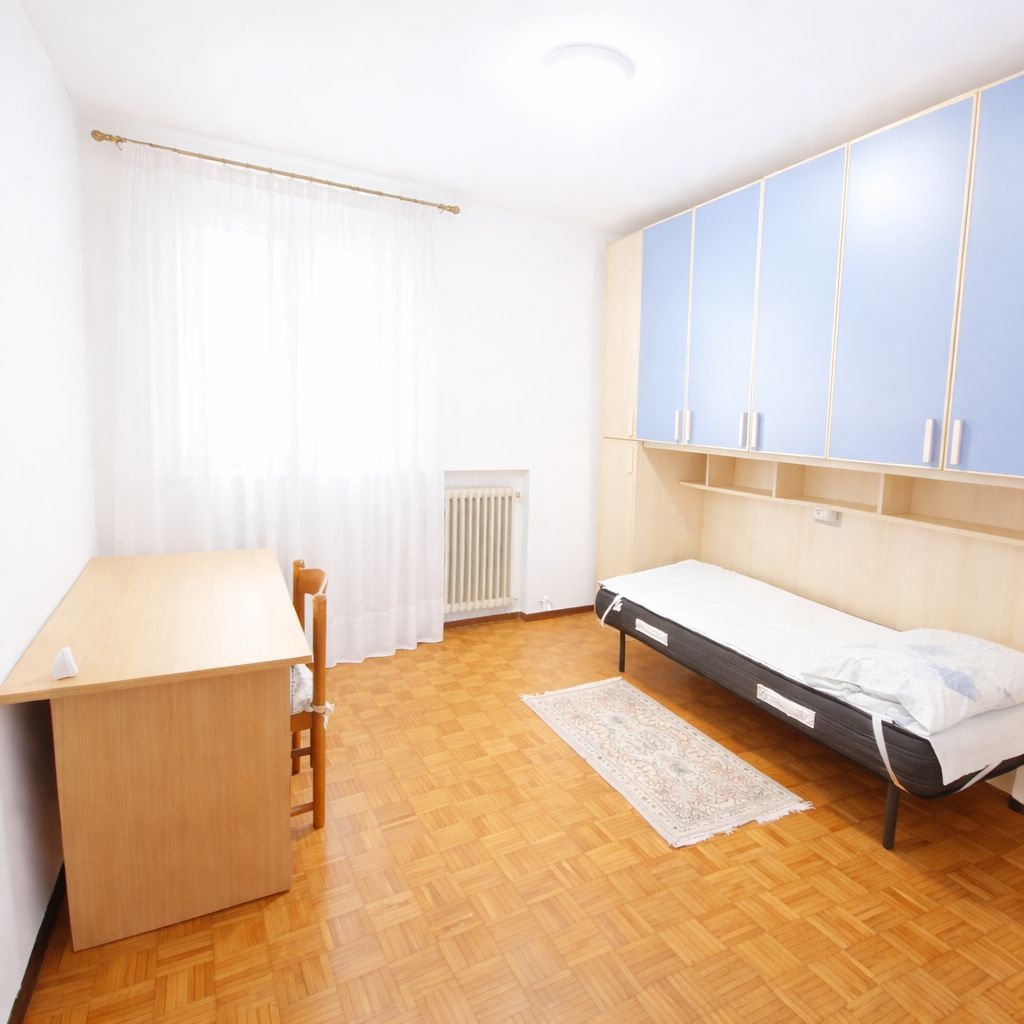 Stanza singola compatta con balcone