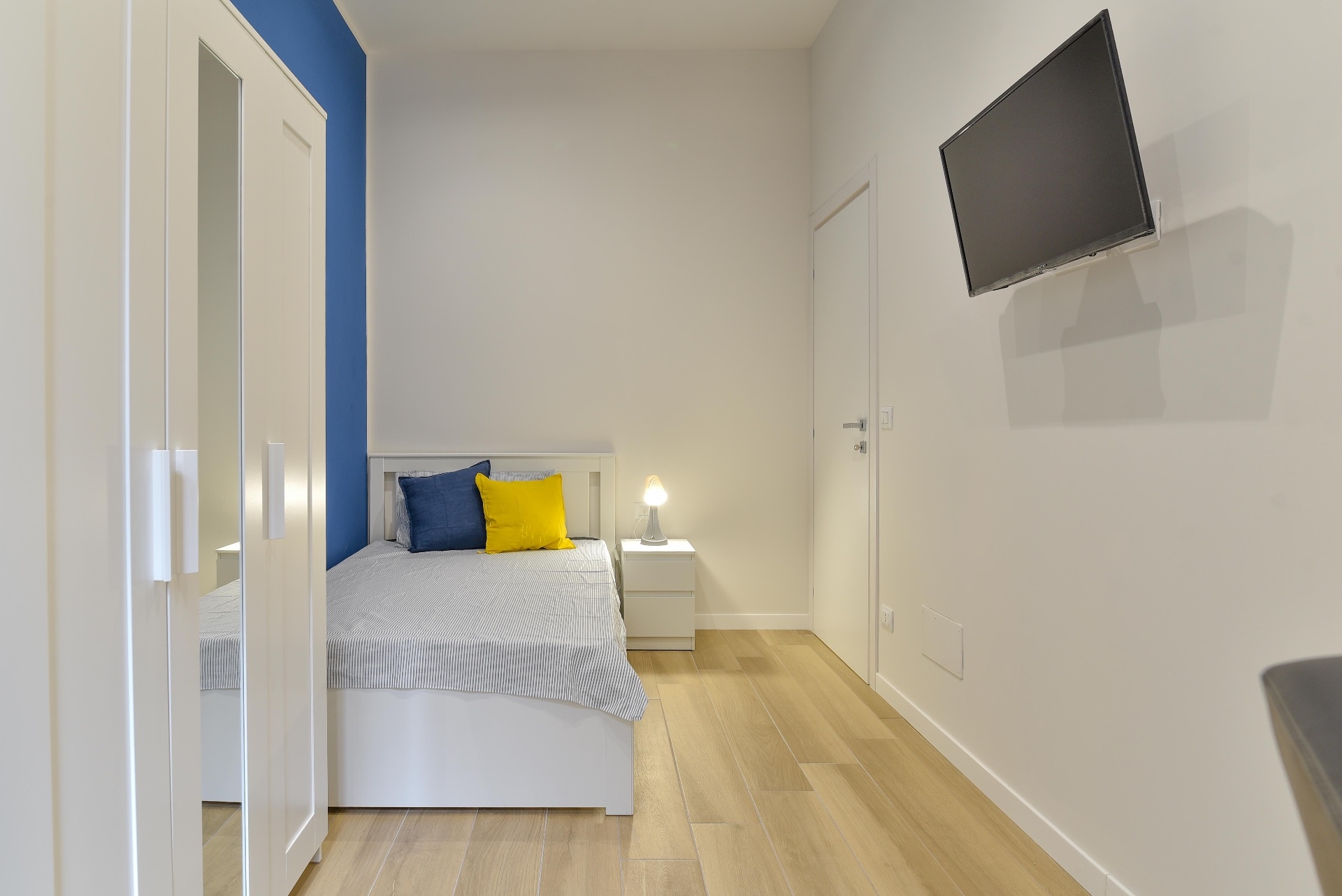 Singola con balcone e luce naturale