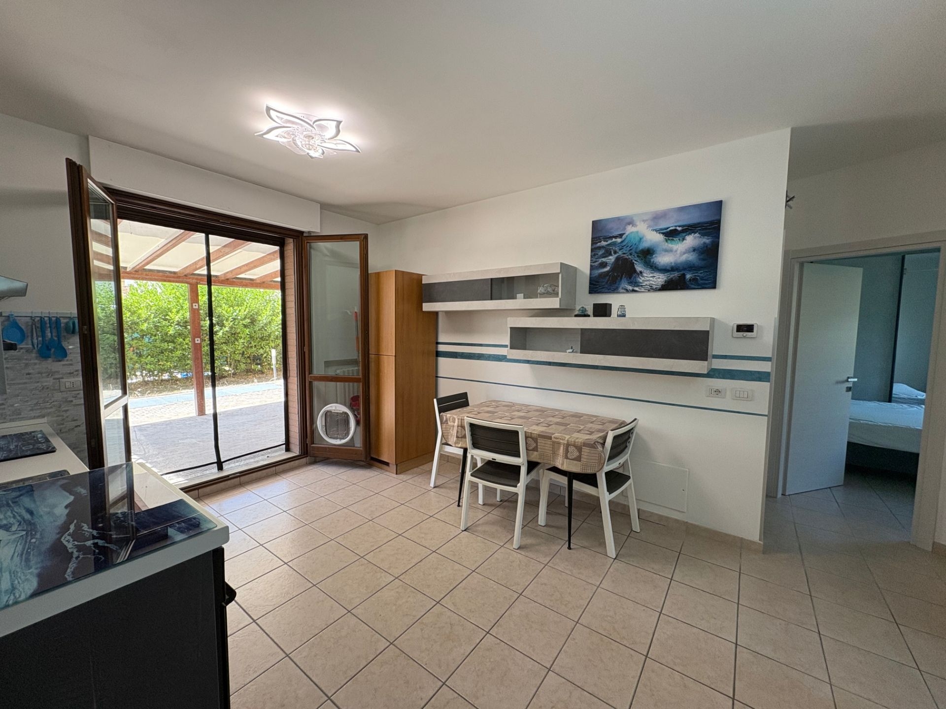 Elegante trilocale arredato con garage e doppia corte e giardino