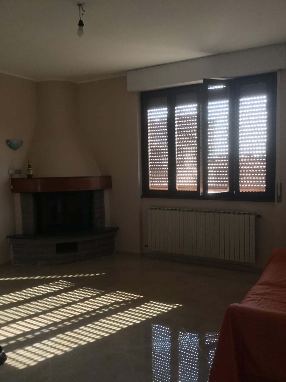 Stanza singola tranquilla e arredata