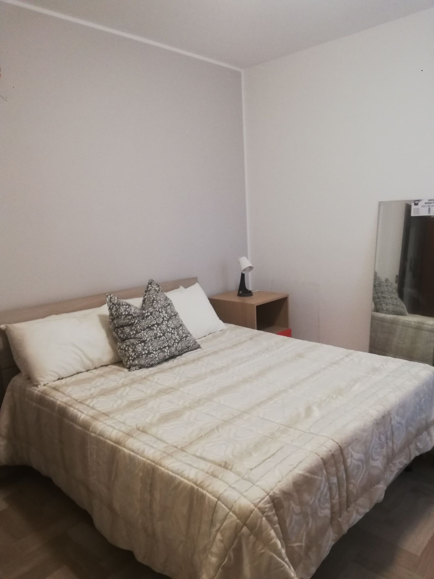 Stanza singola tranquilla con scrivania