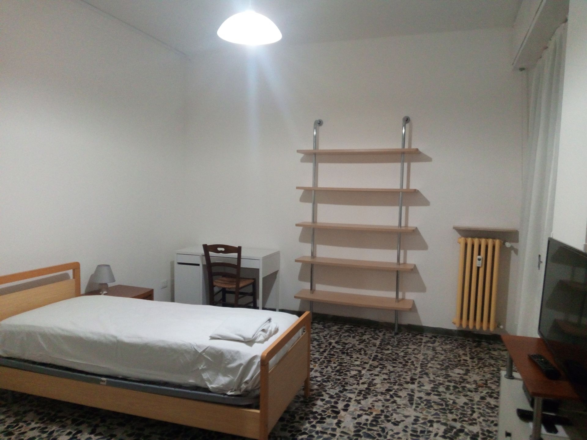 Stanza singola con balcone e scrivania