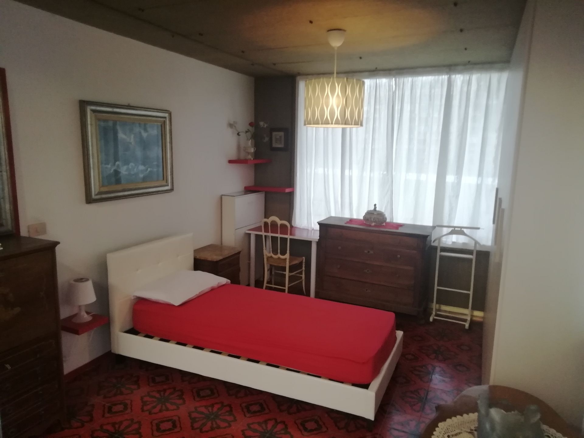 Stanza singola luminosa con balcone