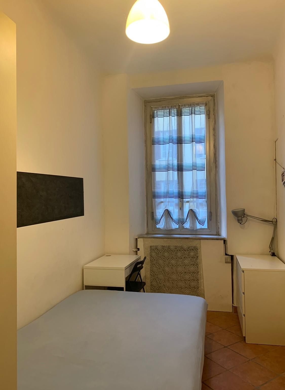 Stanza singola luminosa per studentesse