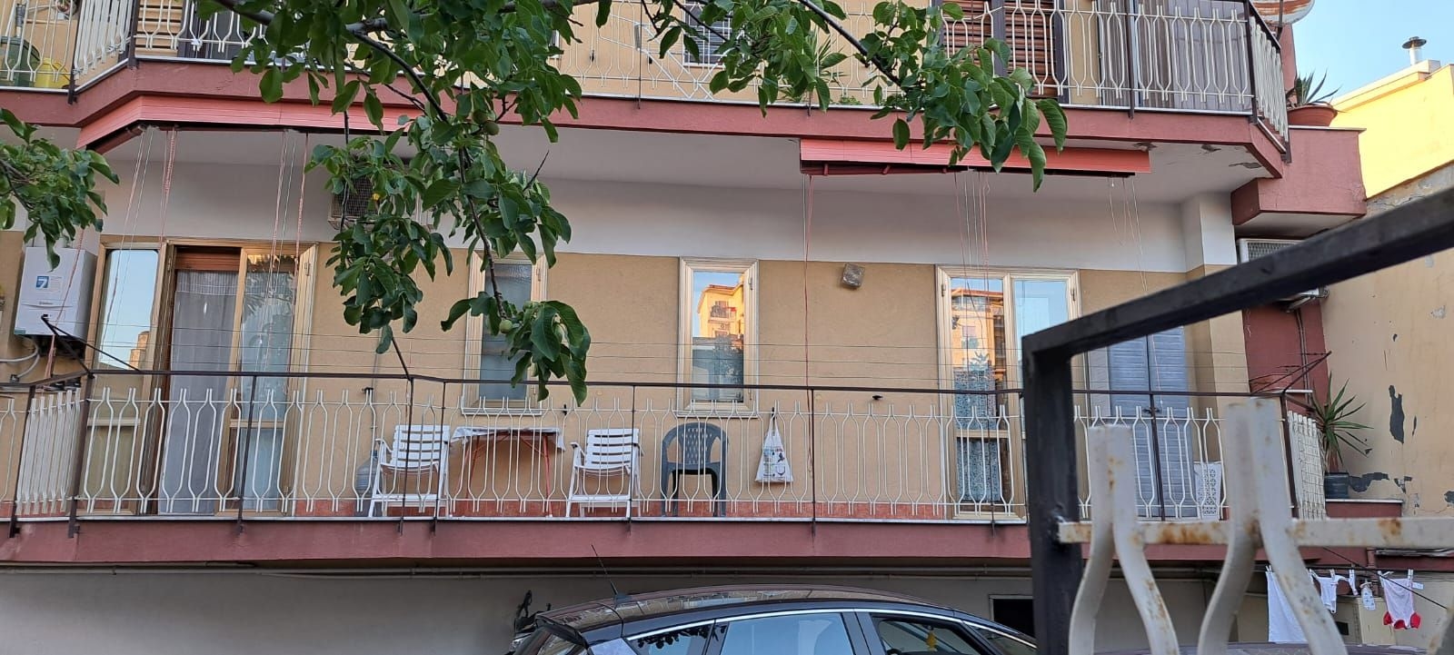 Stanza singola funzionale con balcone e scrivania