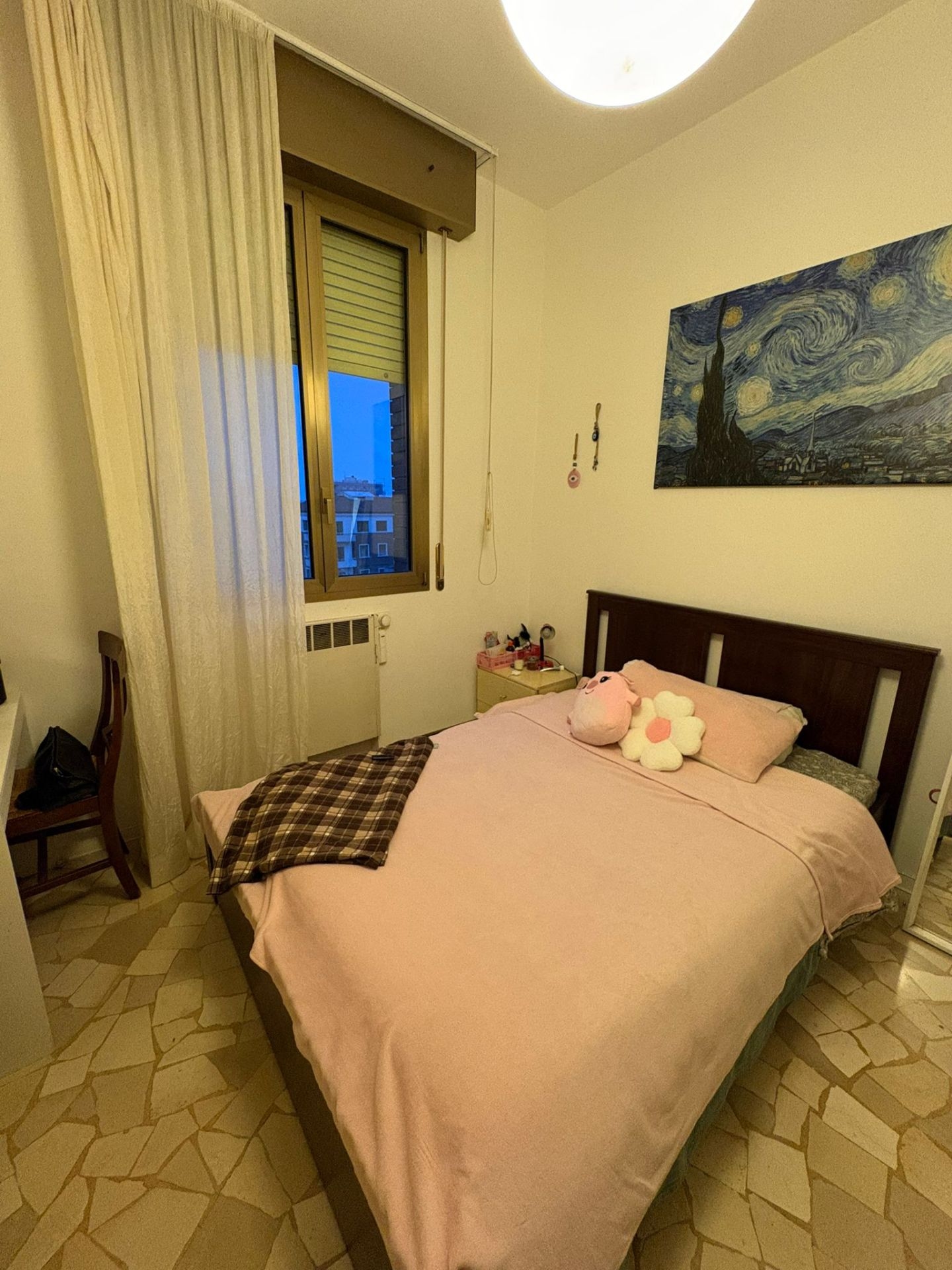 Stanza singola tranquilla con tende oscuranti