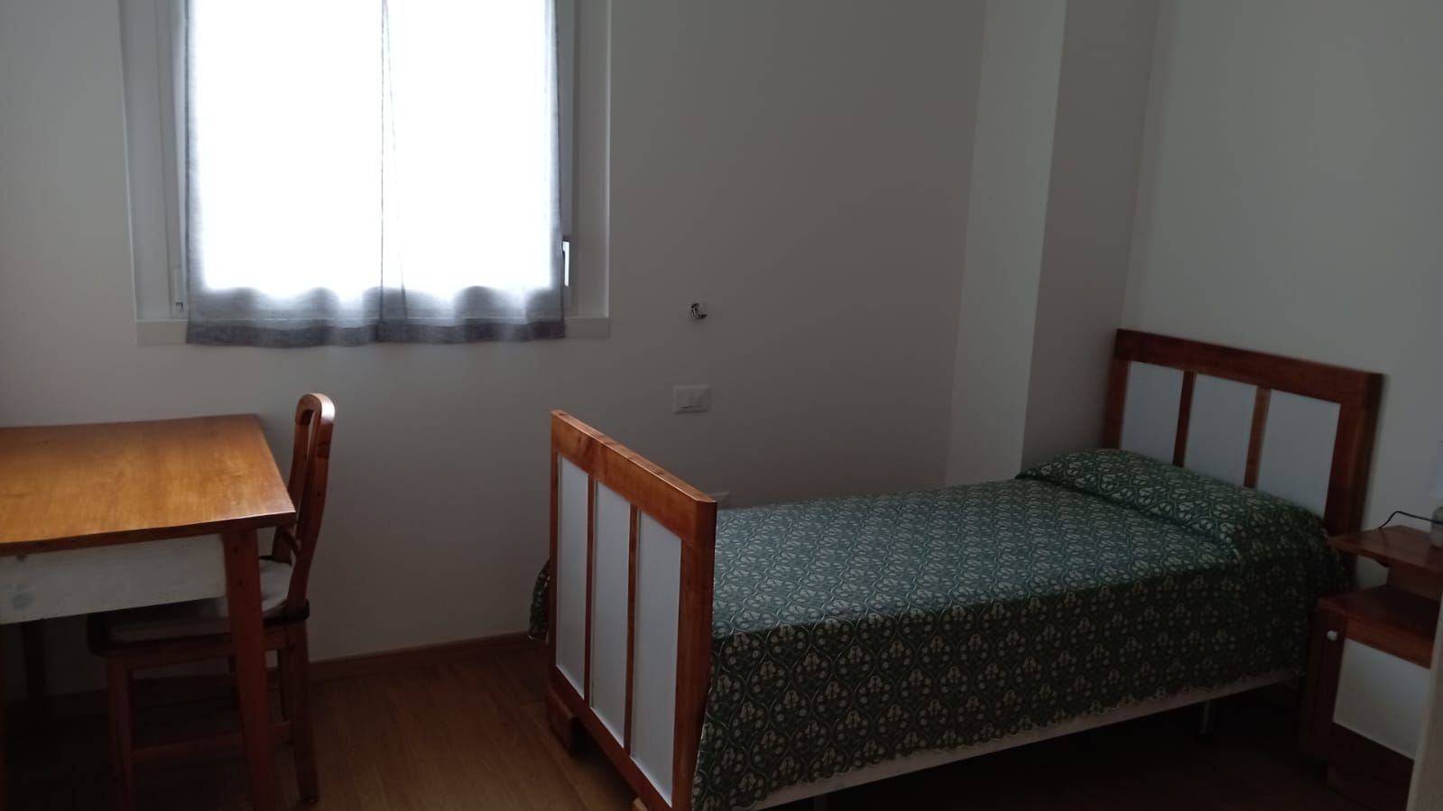 Camera singola luminosa e funzionale