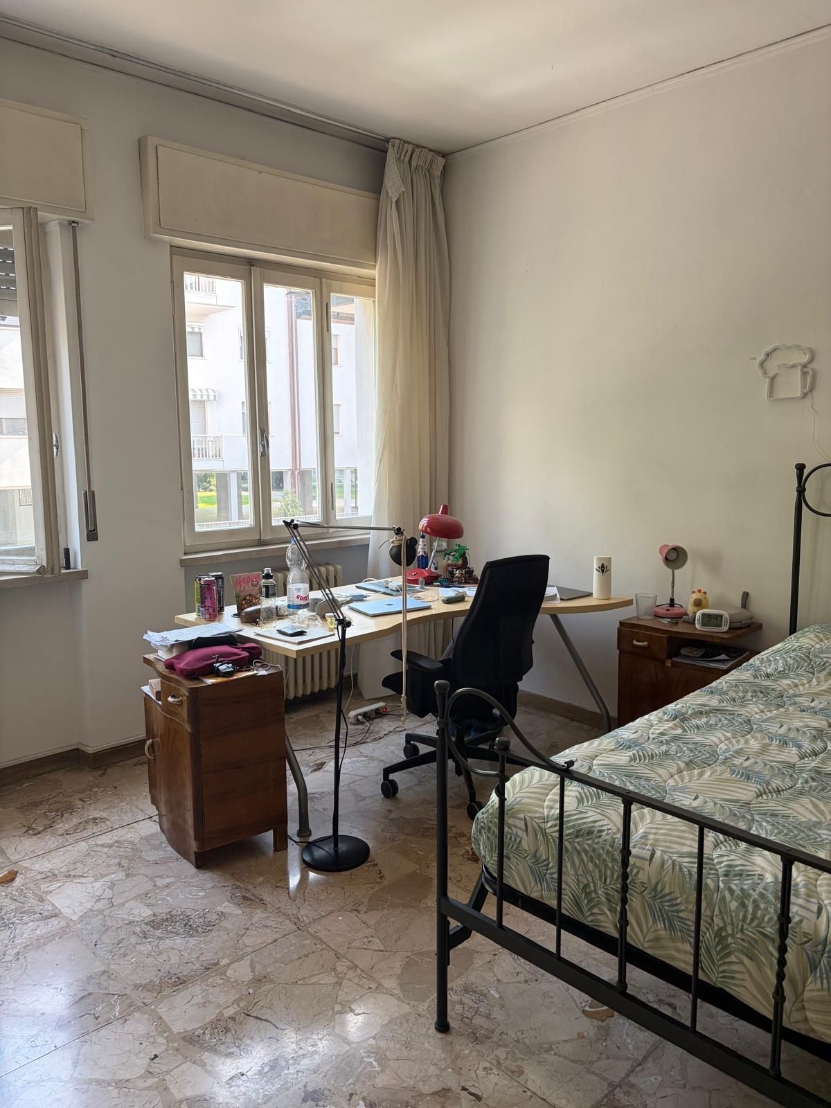Stanza singola fresca con AC e scrivania