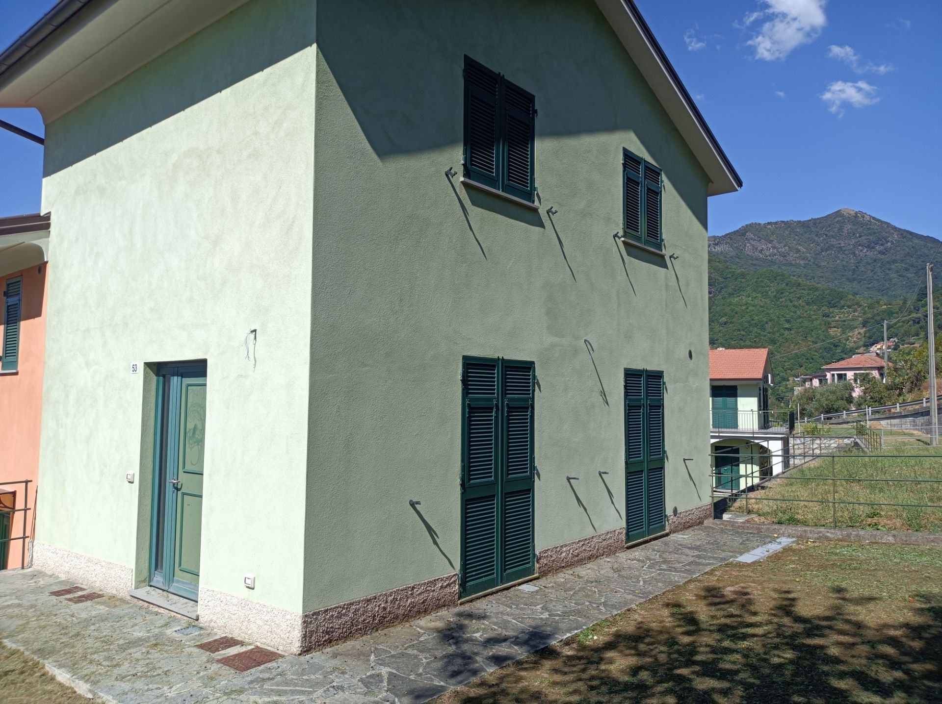 Villa luminosa con giardino a Borzonasca