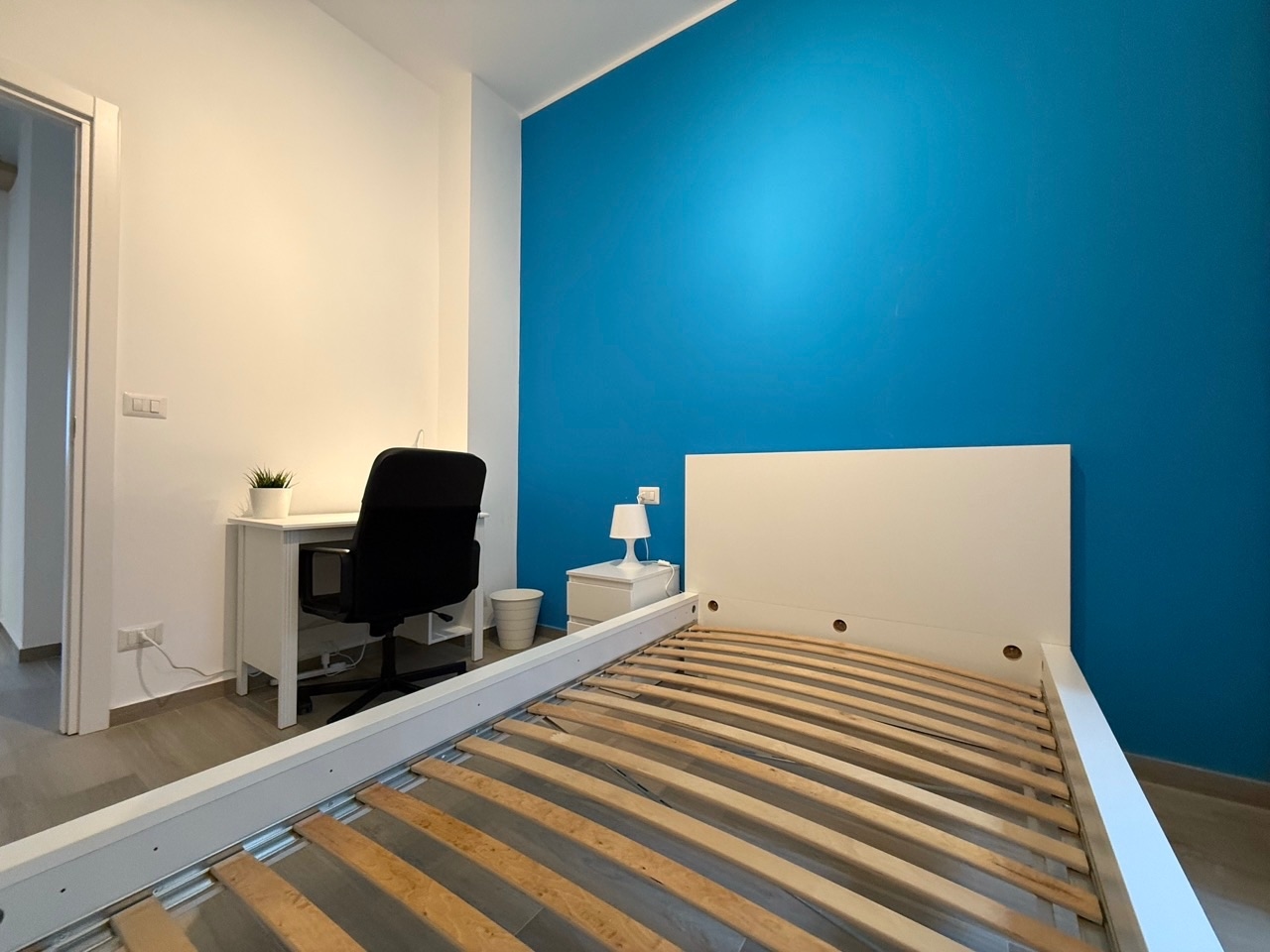 Singola con balcone, vista sul quartiere