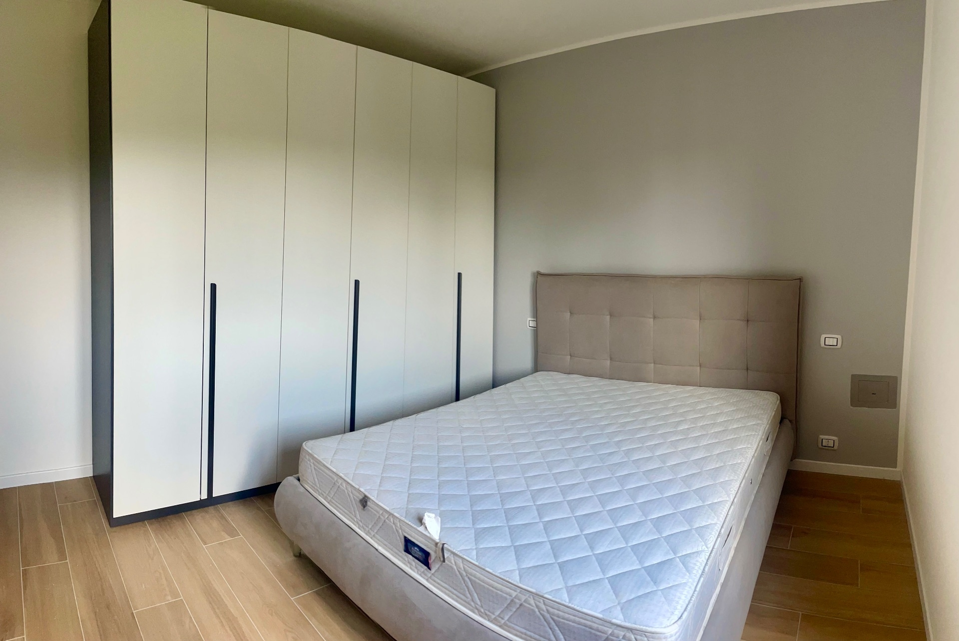 Stanza singola con bagno privato e scrivania in appartamento nuovo