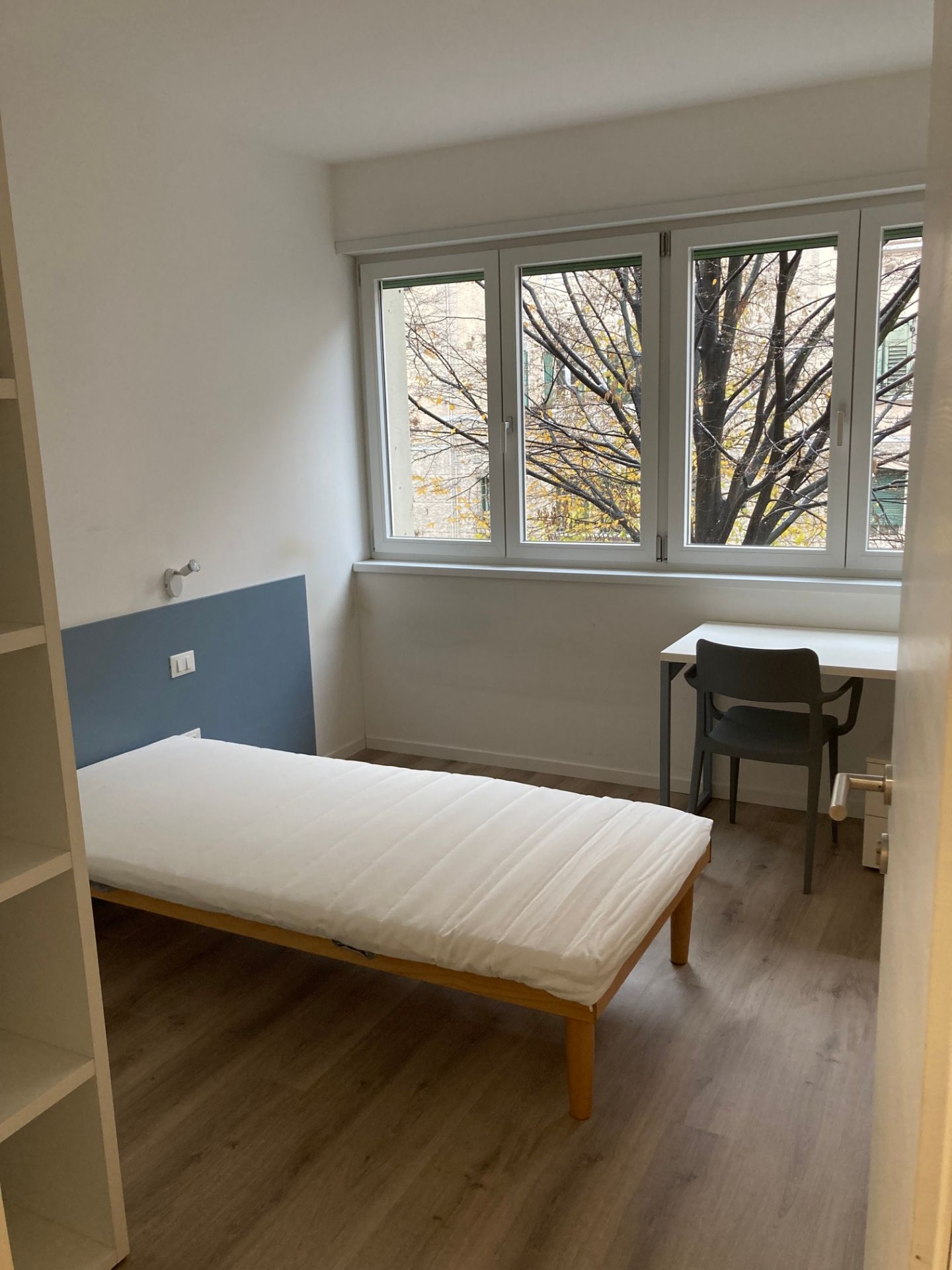 Stanza singola tranquilla con tapparelle oscuranti