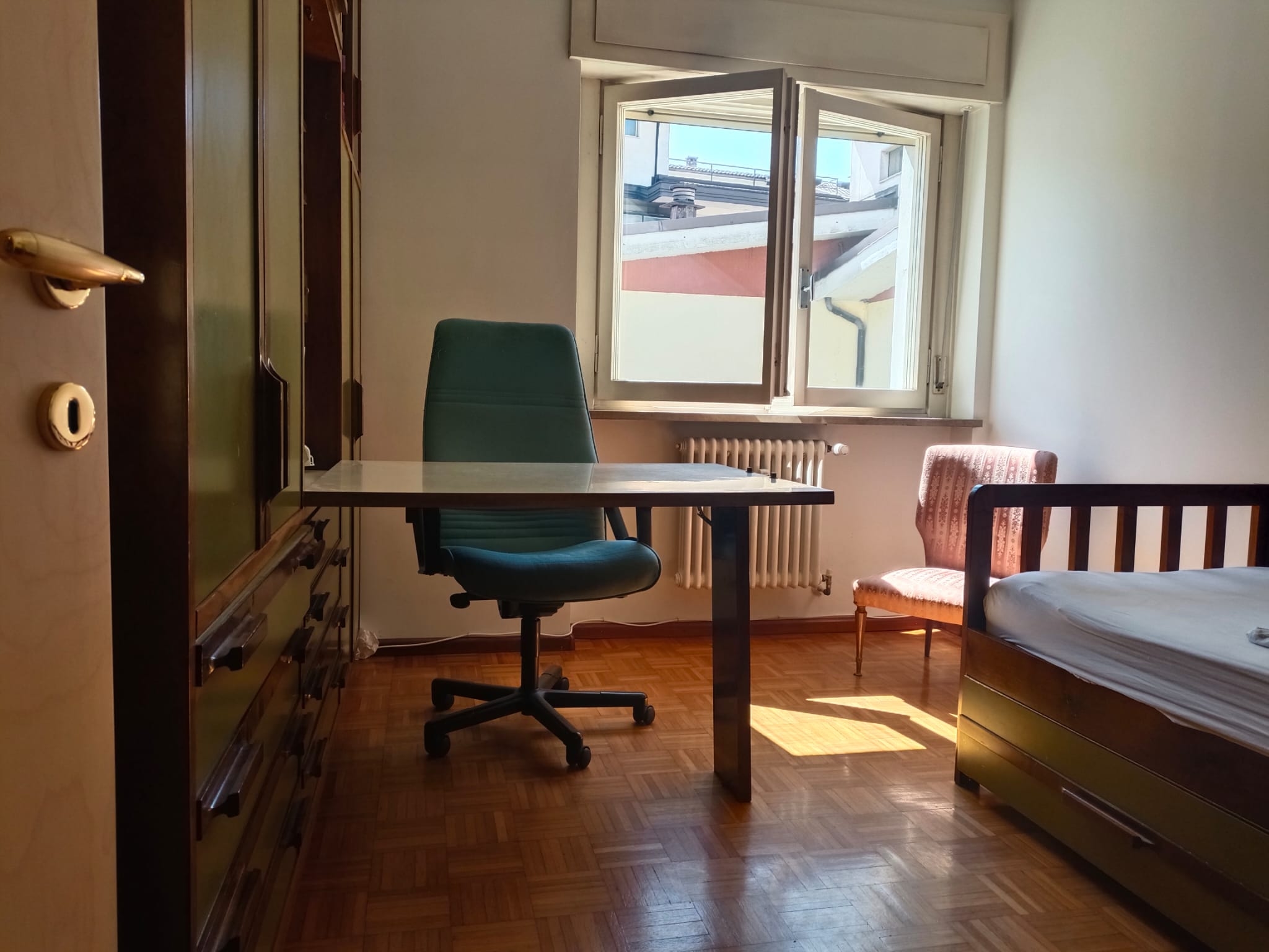 Stanza singola luminosa e accogliente