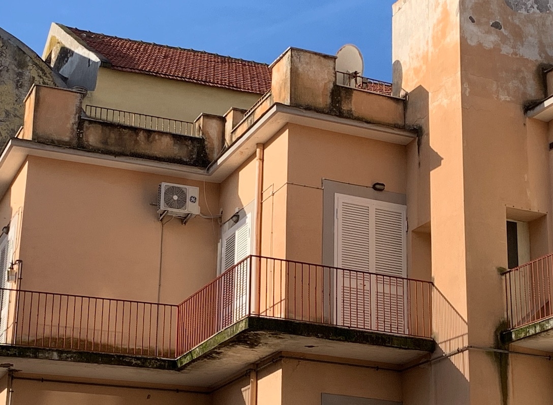 Attico ristrutturato con balcone e clima