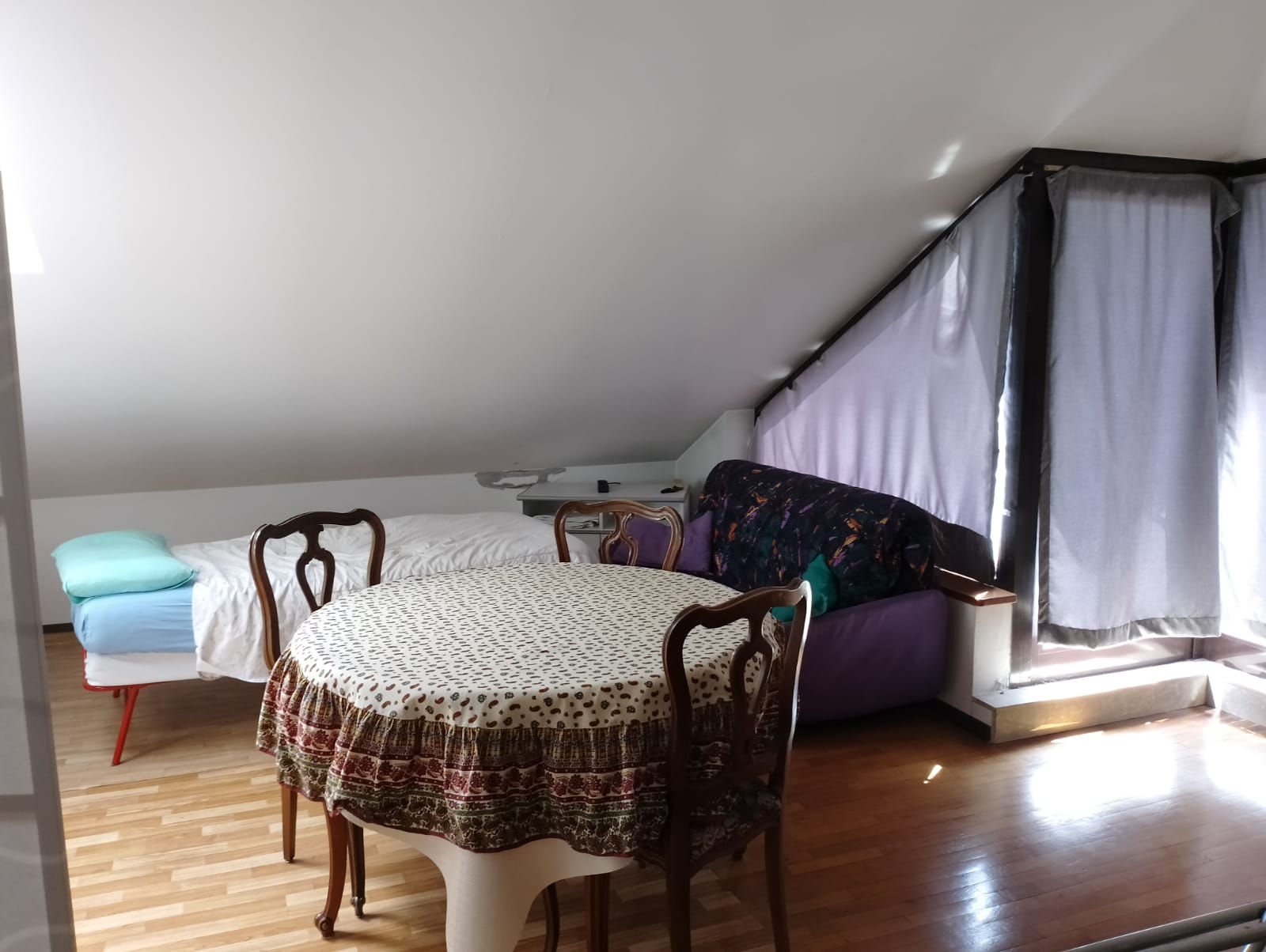 Stanza singola con bagno adiacente