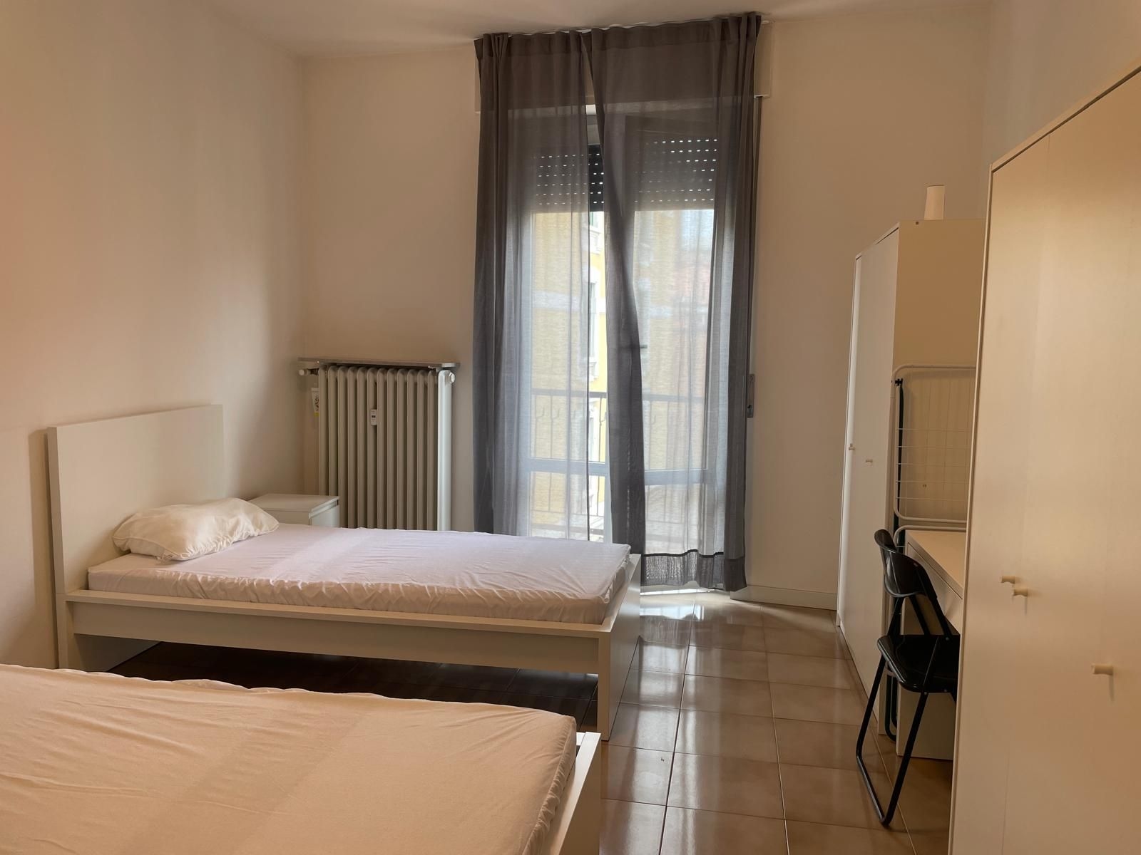 Posto letto in doppia tranquilla con libreria