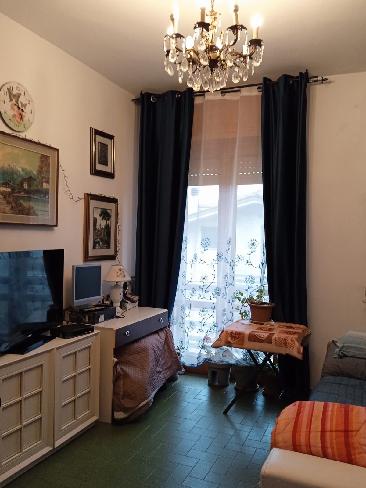 Stanza singola con balcone e luce naturale