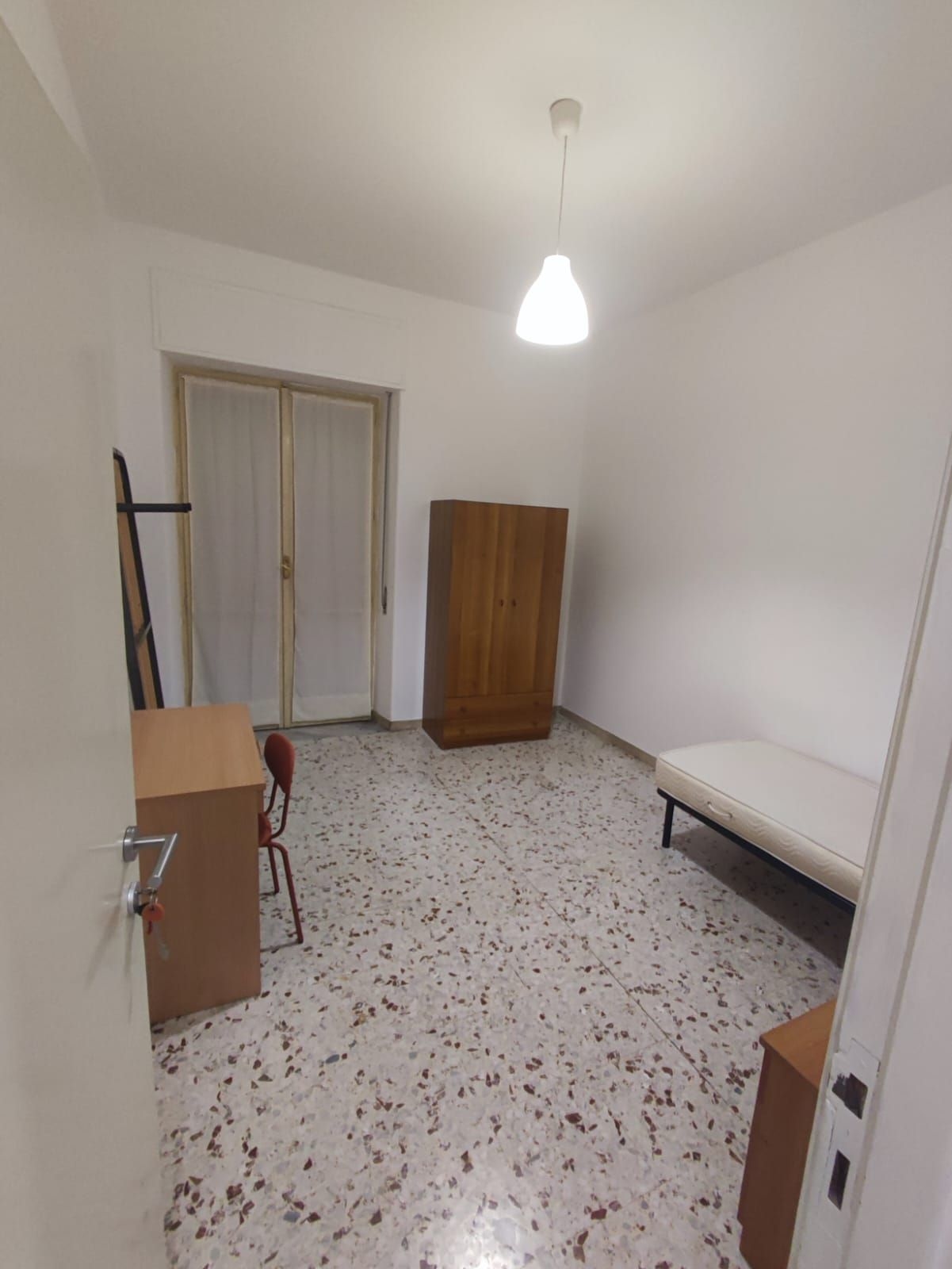 Stanza singola con balcone e scrivania