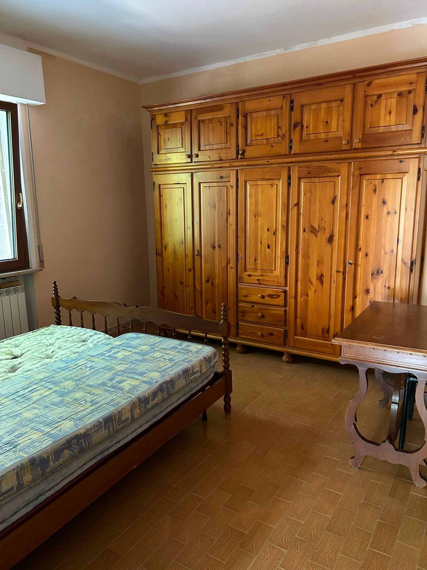 Stanza singola luminosa con scrivania