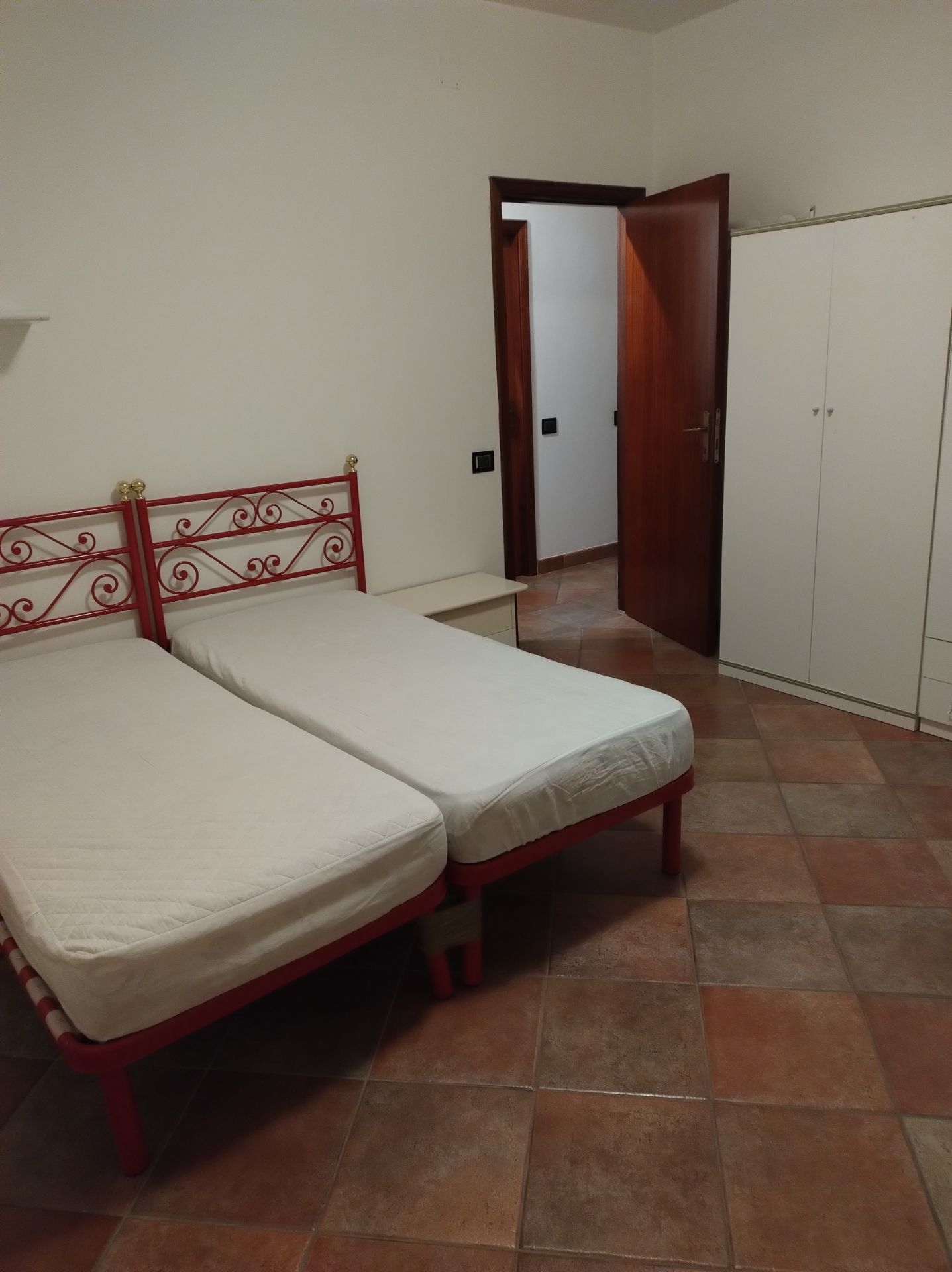 Camera singola luminosa con scrivania