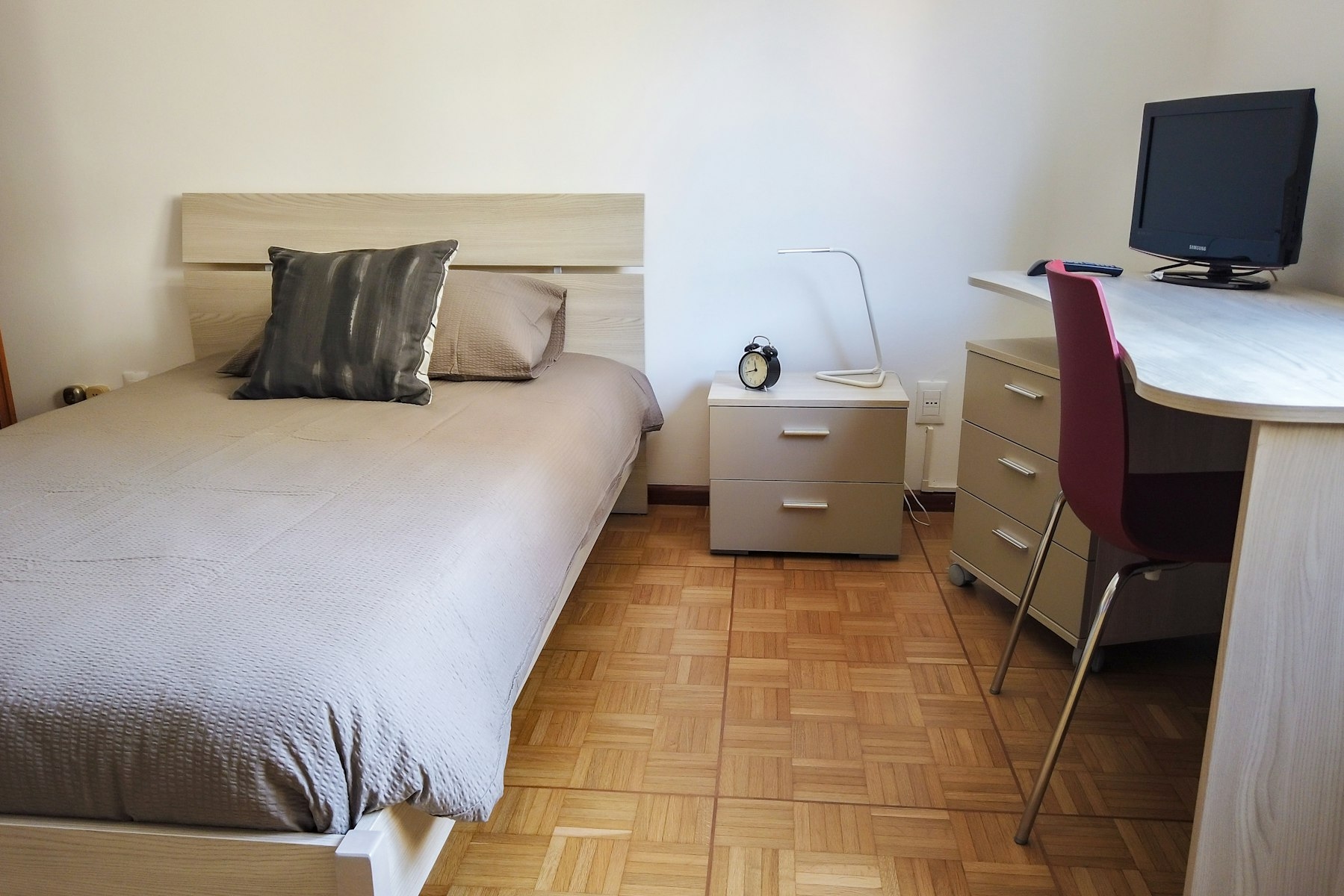 Luminosa Singola dal Design Accattivante