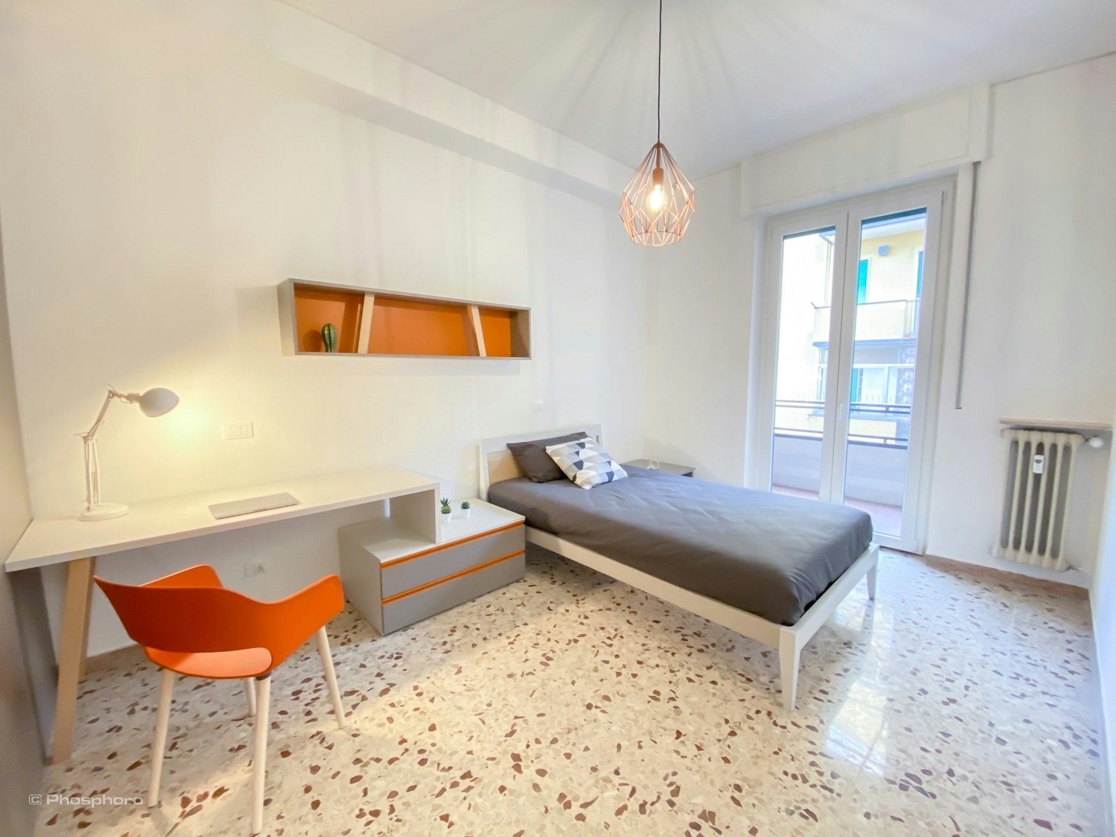 Luminosa singola dal design accattivante