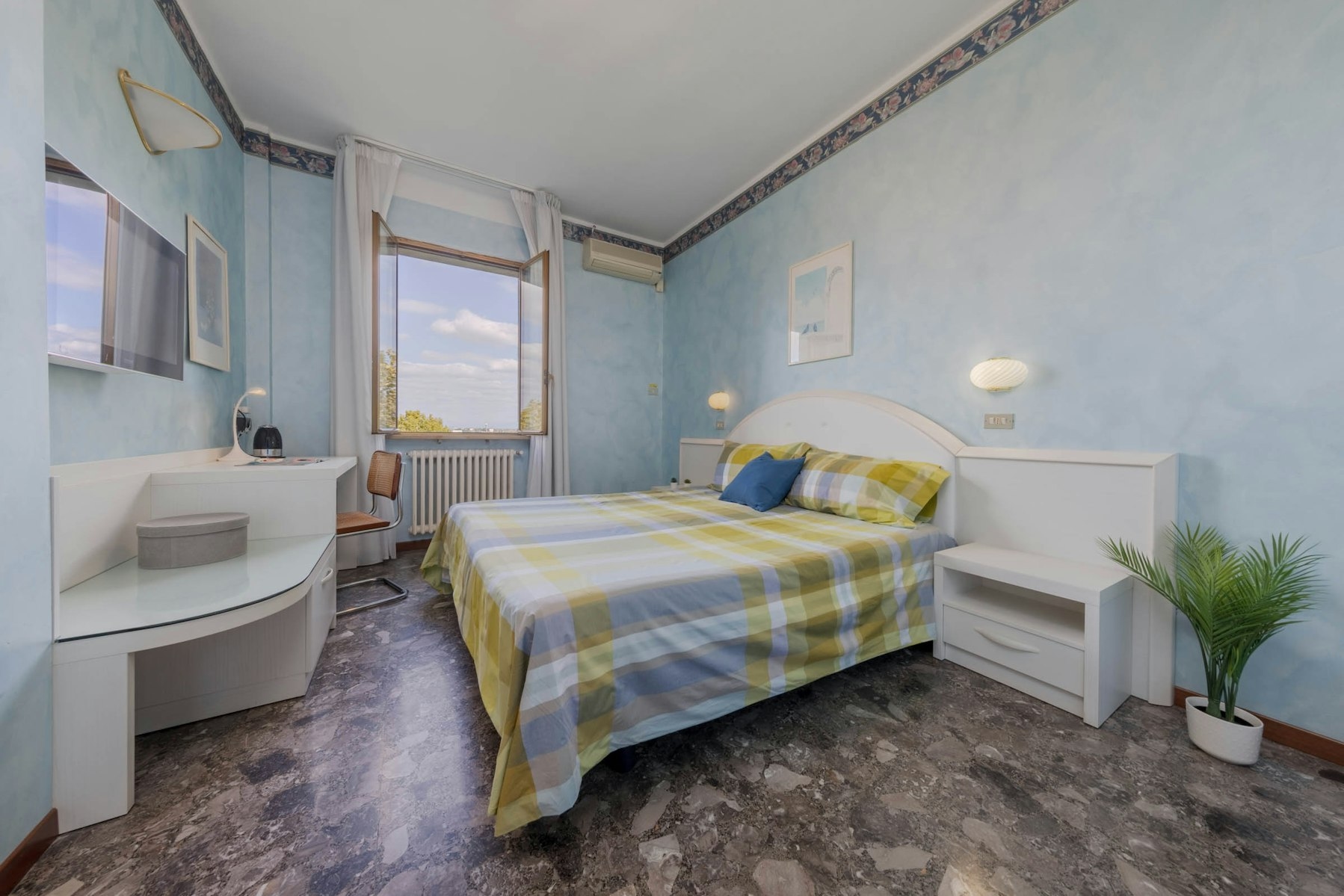 16 m2 di Camera + Bagno Privato, Clima e Prezzo All Inclusive