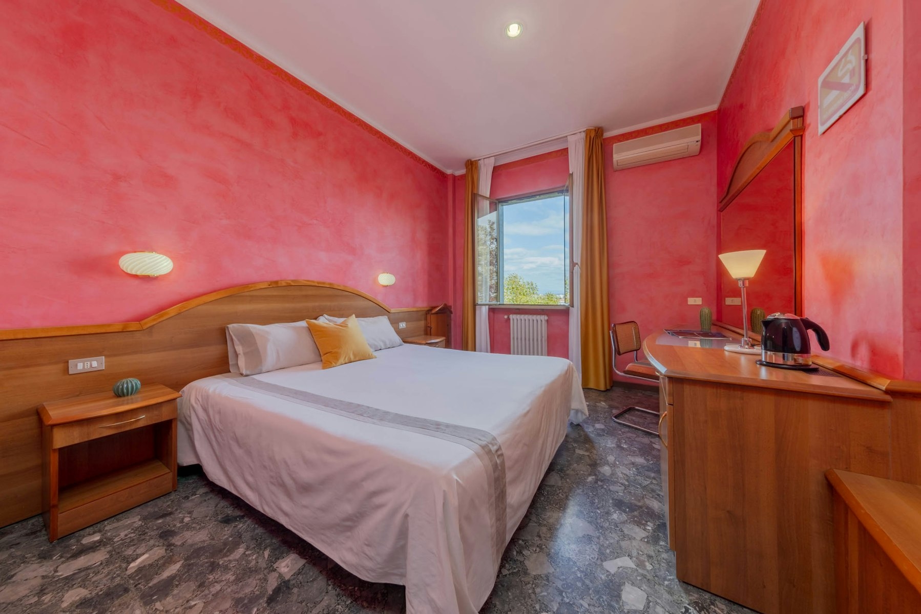 16 m2 di Camera + Bagno Privato, Clima e Prezzo All Inclusive