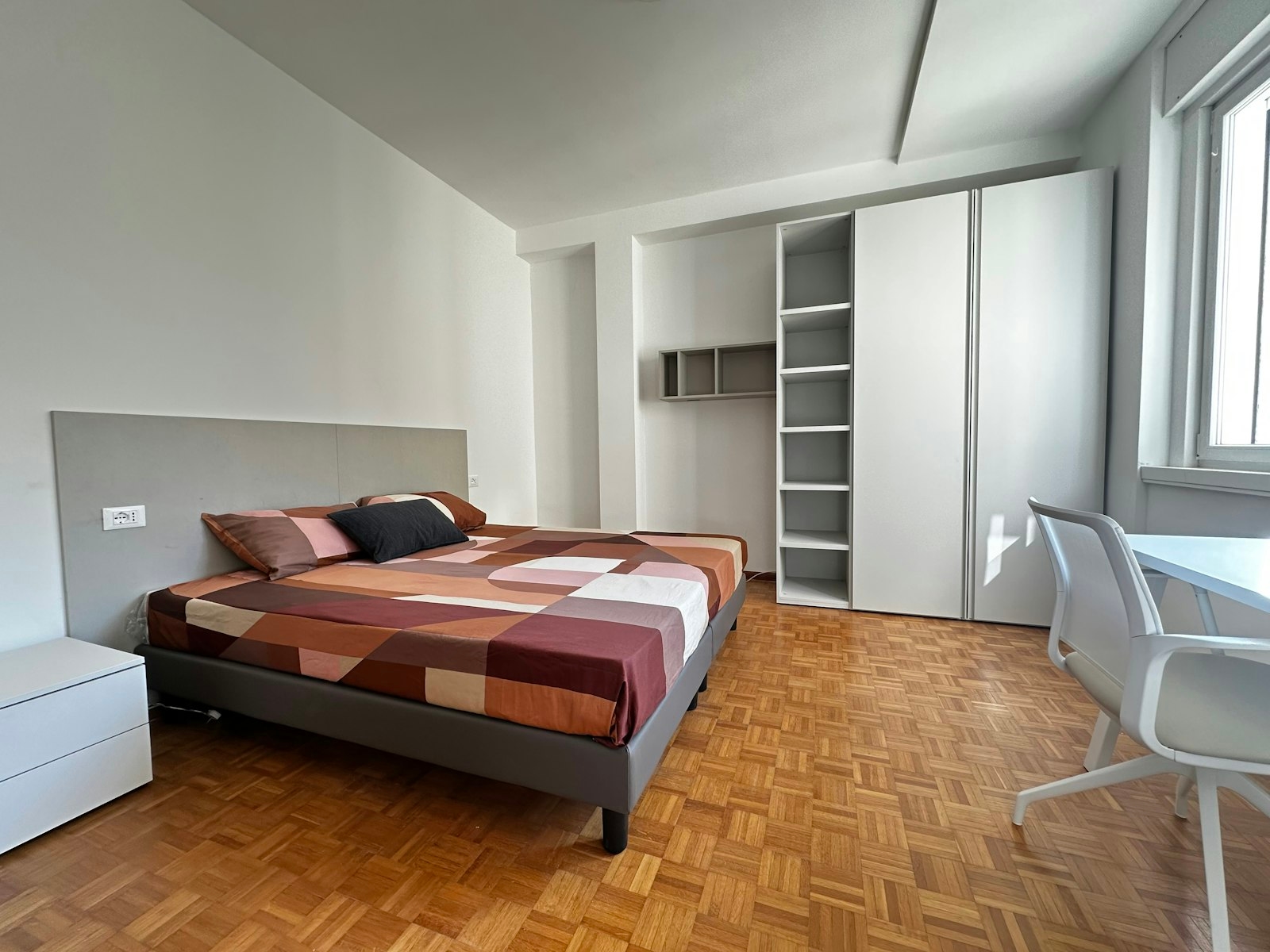 Ampia camera doppia arredata, perfetta per studio e comfort in centro