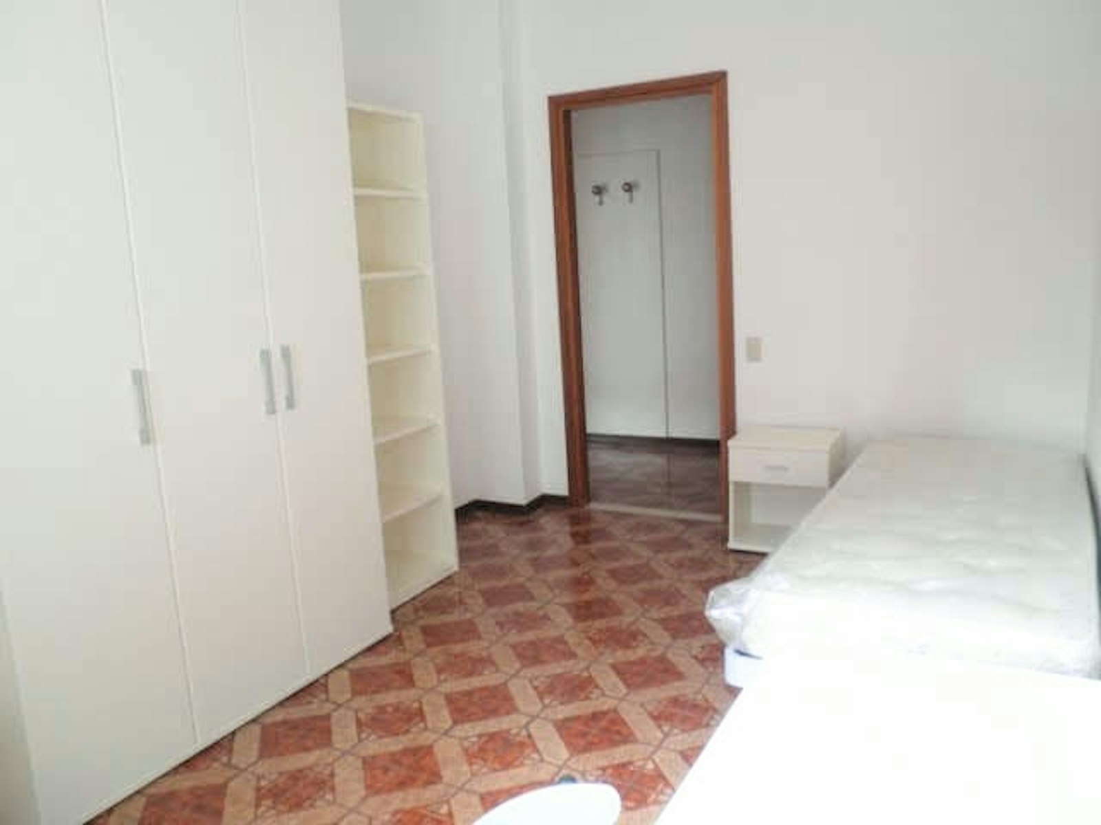 Comoda stanza singola dal design minimal